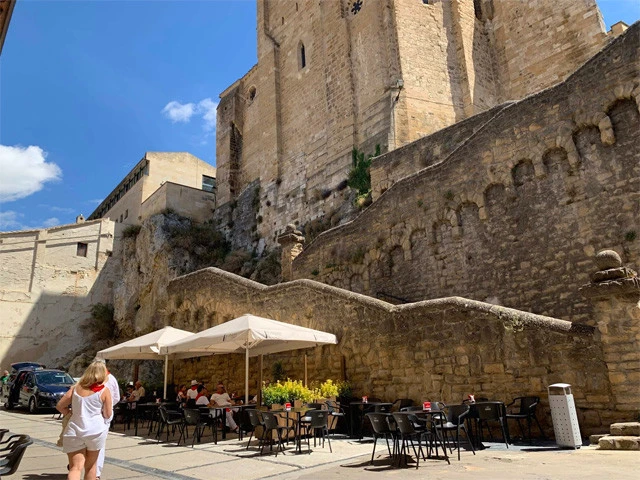 聖ミゲル教会の下で休む人々