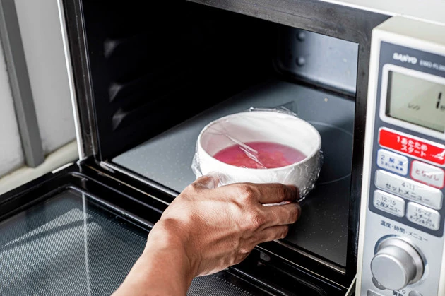 (2)レンチン! 切り刻んだ岩下の新生姜と漬け汁を耐熱食器に移し、電子レンジでグツグツと沸騰させない程度に温めよう。温めすぎたら少しそのまま時間を置き、ある程度冷めるまで待つこと