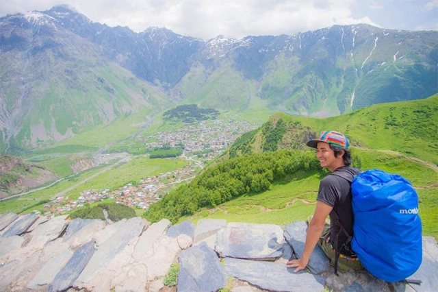 バックパックで旅をするシャンディ
