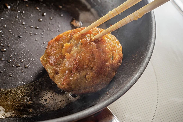 (3)揚げる! 熱したフライパンに油を引き、丸めたキャベツ太郎を転がして表面を揚げ焼きする。全体がカラッと揚がったらフライパンから取り出し、キッチンペーパーで油を吸収させよう