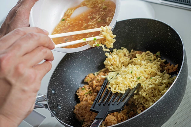 画像 写真 ｂ級フード研究家 野島慎一郎のバカレシピ 辛さが人気のカップ麺とセブンの麻辣飯をミックスしたモンスター級の激辛メシ 辛辛魚 仕立ての激辛そばめし 週プレnews