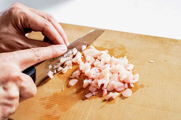 (1)刻む! 岩下の新生姜を包丁で細かく切り刻む。今回は5mm角くらいの大きさに切っているが、大きく刻むほど新生姜のシャキシャキ食感が強調される。お好みで調整しよう