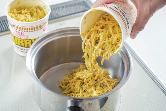 (2)煮込む! 麺がのびきったら鍋に移して煮込み開始。この際、麺を細かくしておくのがポイント。お湯を注ぐ前にカップを押して麺を砕いてもいいし、のびた麺をハサミなどで刻んでもよい