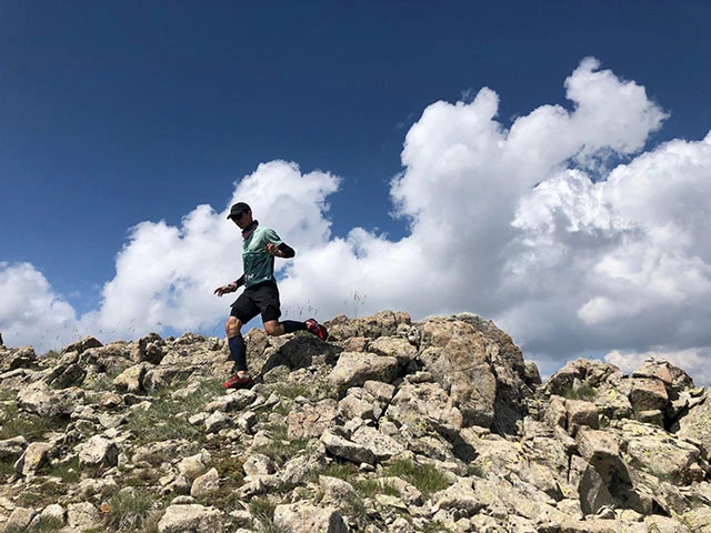 スルデウでのトレイルランの様子。膝の筋肉がすごい！（アントンス提供）