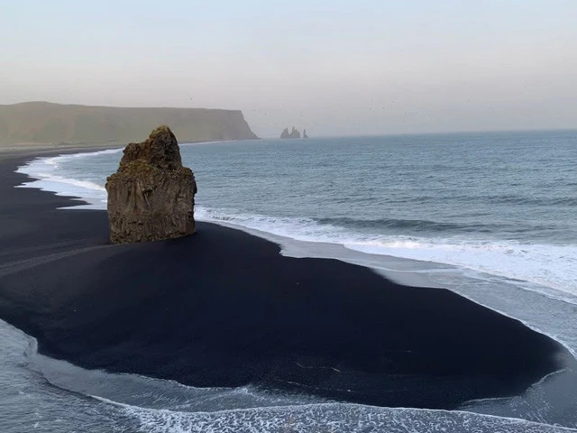 ディルホゥラエイ側から眺めるブラックサンドビーチ