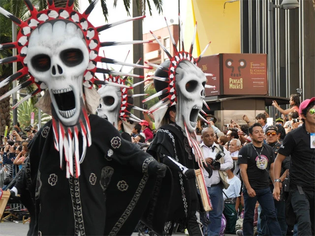 『００７スペクター』のオープニングに出てきた衣装