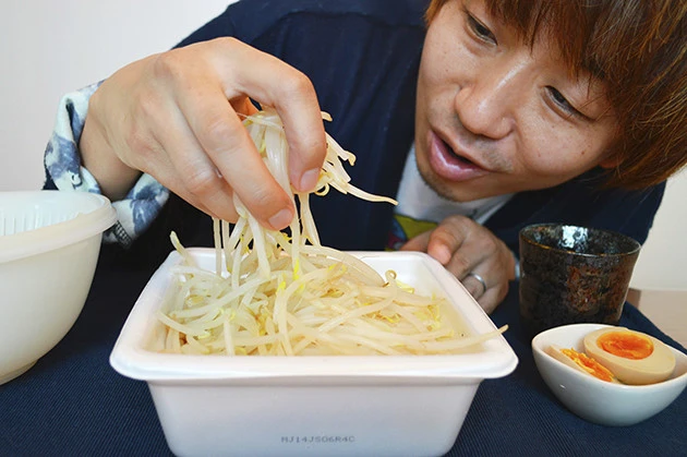 (4)盛る! 冷えた麺の上にもやし、チャーシュー、味玉、刻みニンニクを山のように盛ったら出来上がり。つけ汁が冷めてしまったらレンチンしてアツアツの状態で楽しもう
