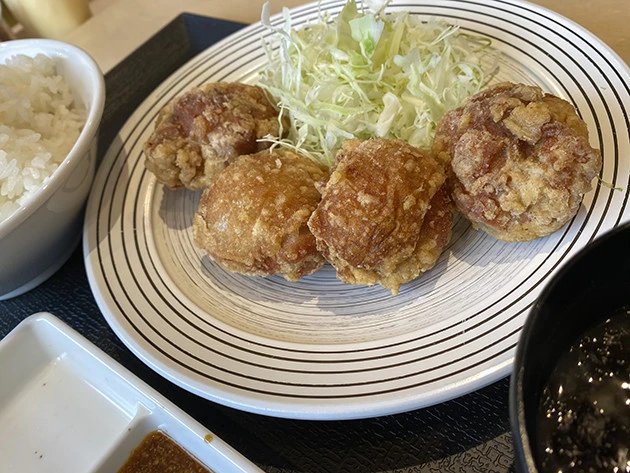 唐星定食(4個)600円。定食につく香味野菜タレ、胡麻にんにくタレや卓上マヨネーズで味変が楽しめる。今後の展開に期待