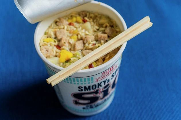 (4)完成! 燻製したカップヌードル しおを容器に戻し、熱湯を注げば完成。食べた後も口の中には燻製の風味がガッツリ残り、割り箸をしゃぶるだけでも燻製感で満たされるはずだ