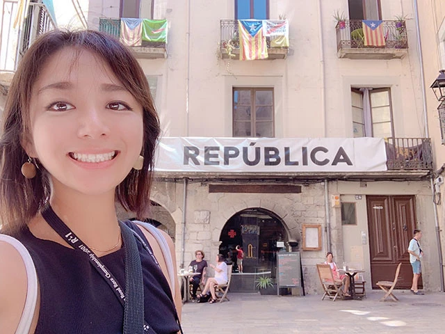 街中。カタルーニャ州独立運動で政治犯として拘束された活動家の解放や自由を求める主張がされていた