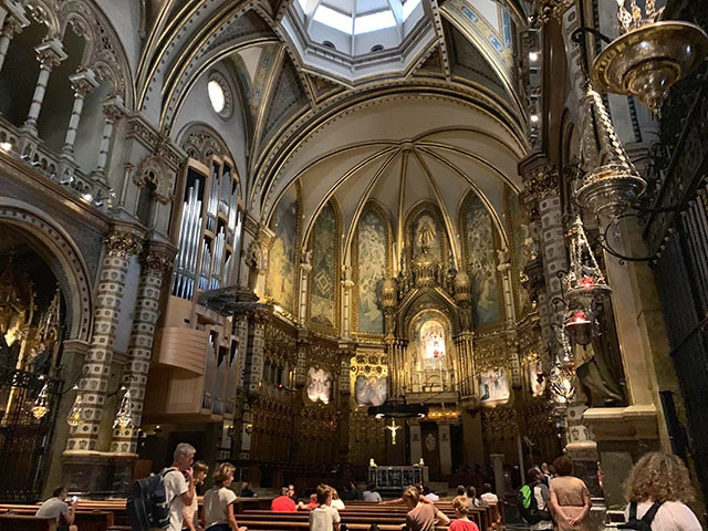 教会内観。わりと好きなタイプの派手めの内装