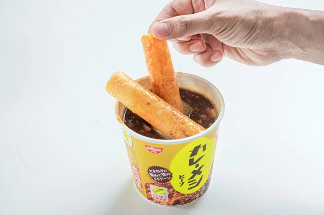 (3)うまい棒! うまい棒のチーズ味を2、3本カレーメシに突き立てる。うまい棒が溶けてとろみが出れば絶品カレーつけダレの完成。うまい棒は全量溶かさず、半溶け状態で食べるとうまし!