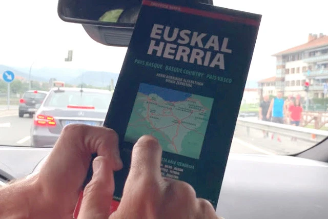 バスク地方のガイドブック。７つのステートの絵が描かれている