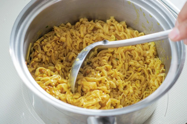 (3)煮詰める! 鍋の底に麺が焦げつかないように気をつけつつ、弱火~中火でコトコトとかき混ぜながら煮込み続けよう。全体的に水分が飛び、ドライカレー状になってきたら完成だ