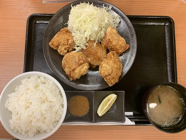 から好し定食(もも5個)690円 醤油ともろみで下味をつけた鶏肉は弾力がある。もともと安いのに、割引クーポンが手厚いのがうれしい