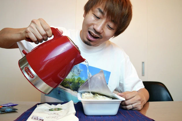 (2)注ぐ! 続いてお湯を沸騰させたらすぐに一平ちゃんの容器に注ぐ。焼売の上からたっぷりと熱湯をかけ、容器の目安の線を越えて限界ギリギリまで注ごう。湯ぎり時にはやけどに注意