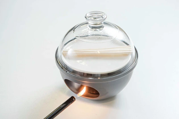 (2)燻製! 燻製器に割り箸とスモークチップをセットし、火をつけて数分間待ち、割り箸の色が変化してきたら火を消す。消火後もしばらくはフタをし続けて香りを割り箸に浸透させよう