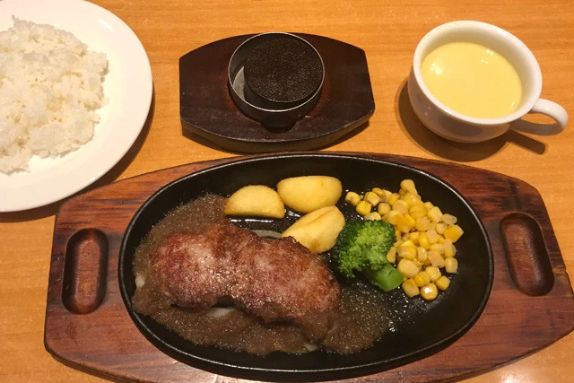 「ニンニクとタマネギなどおろし野菜を使った特製の『宮のたれ』が人気」(東龍氏)とのこと。今夏も一部の店舗のスープバーでは冷たいビシソワーズスープが飲み放題