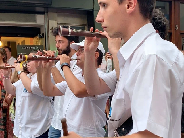 バンド。無心でドラムを叩く手前の男の子がイケメンっていう