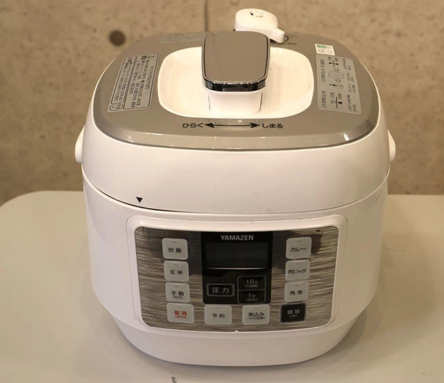 【ＹＡＭＡＺＥＮ　電気圧力鍋　ＹＰＣＡ－Ｍ２５０】購入価格１万４３００円。ボタンを押すだけで放置ＯＫ、圧力で時短料理してくれる万能調理器具。お米もひと粒ずつしっかりとした食感に仕上がる。「米は時々でいい」人なら、ほかの料理も幅広くこなすこれがベスト