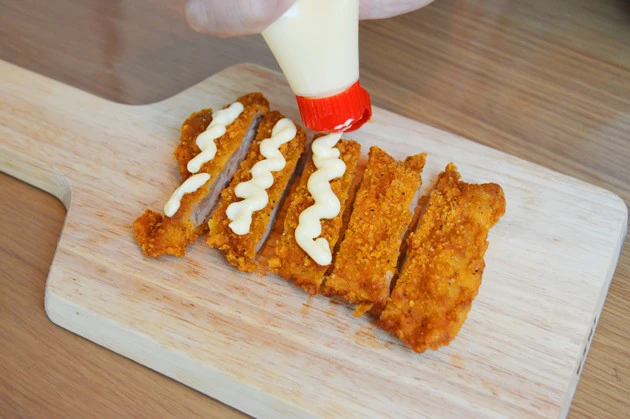 (2)塗る! ファミチキをひと口サイズにカットし、マヨネーズを両面に塗って薄く広げる。チキンが冷たい場合はあらかじめレンチンしておこう。チキンはLチキ、ななチキを使ってもOK