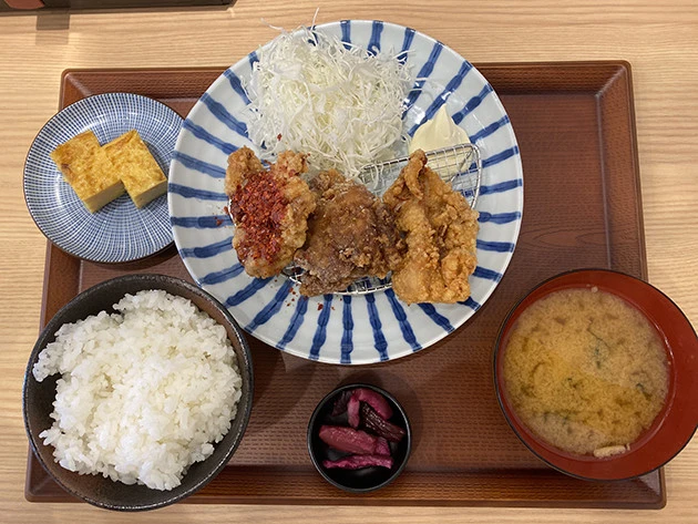 からたま定食 デカから3個 628円 からたま定食は3種類の唐揚げから自由に組み合わせを選べて、さらにこだわりの卵焼きがつく。定食にプラス99円でみそ汁がお酒に替わり、お手軽ちょい飲みセットとなる