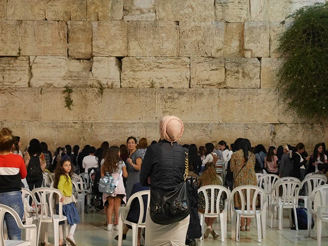 「嘆きの壁」は男女のスペースが分かれている。たくさんの美しい人たちがお祈りしていた