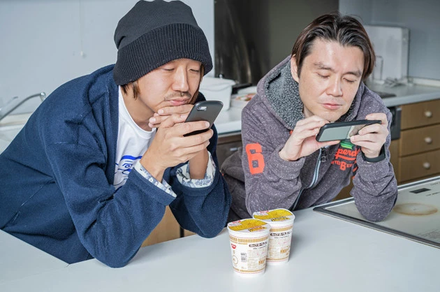 (1)待機! カレーヌードルに熱湯を注ぎ、3分を超えて麺が完全にのびるまで待機する。スマホを片手に持ち、ゲームに課金したりYouTubeを眺めたりしながらのんびり気長に待とう