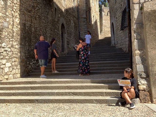 盲目のアリアが物乞いをしていた階段の同じ場所に座ってみる