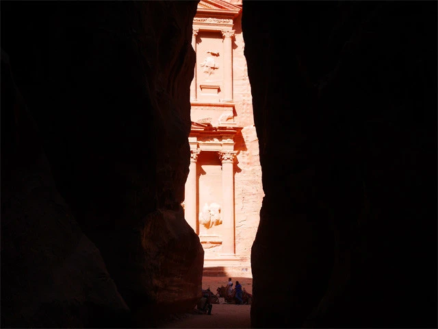 シークと呼ばれる岩の裂け目から見えるのは……