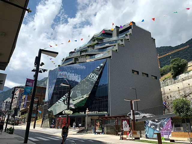 ピレネー山脈を背景に近代的なショッピングモール