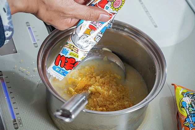 (3)うまい棒! 再び鍋を火にかけ、好きな味のうまい棒を片っ端から砕いて投入しよう。どんなスナック菓子でも作れるが仕上げはうまい棒がオススメ。ただし甘い味のうまい棒は避けること