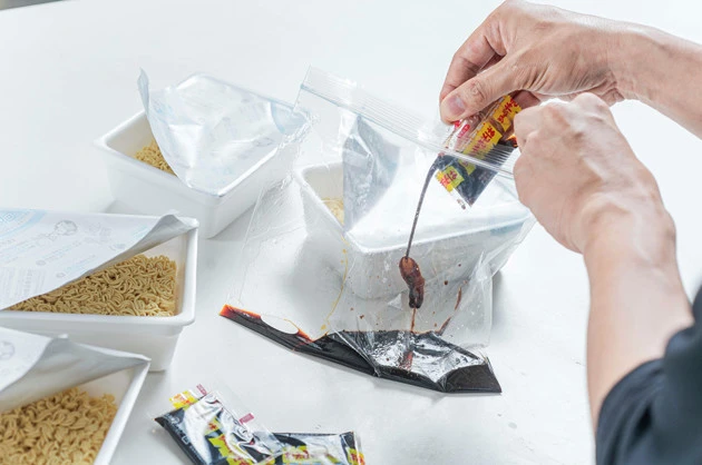 (2)ソース! 卵をゆでている間にペヤングを開封し、ソースだけを取り出してジップロックの中にあける。最近は入手が難しくなったがもちろんペヤングボトルソースを使っても構わない