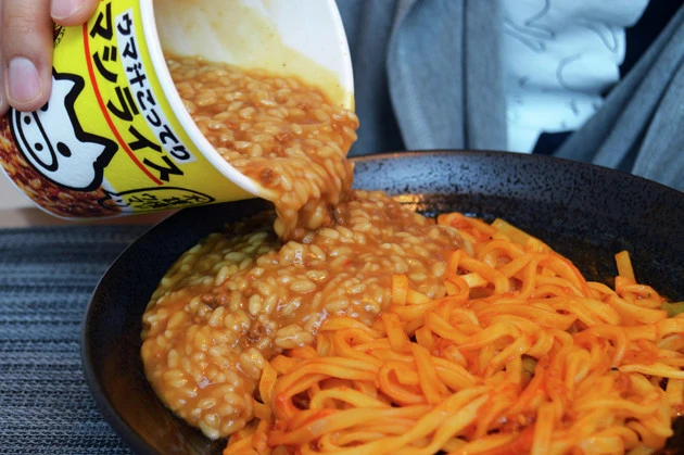 (3)ぶっかけ! マシライスのスープにとろみがついたら、食器に盛りつけた汁なし担々麺の上から豪快にぶっかけよう。仕上げとして砕いたつまみにんにくを適量振りかけたら完成だ