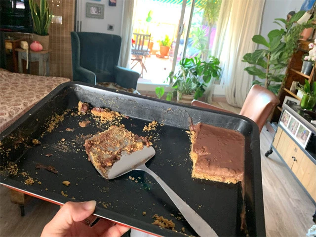 アナお手製チョコレートケーキ