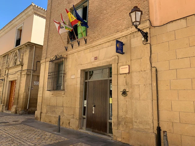 宿の入り口にも巡礼のシンボルであるホタテ貝のマーク