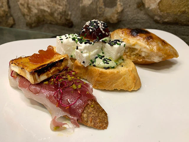 「ＳＩＲＩＭＩＲＩ」のピンチョス。一番奥がチャングロ