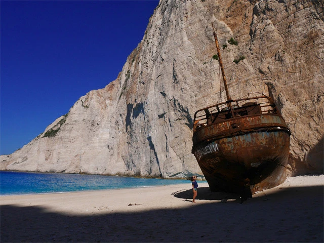 まるでポルコの秘密基地！ナヴァイオビーチに到達！