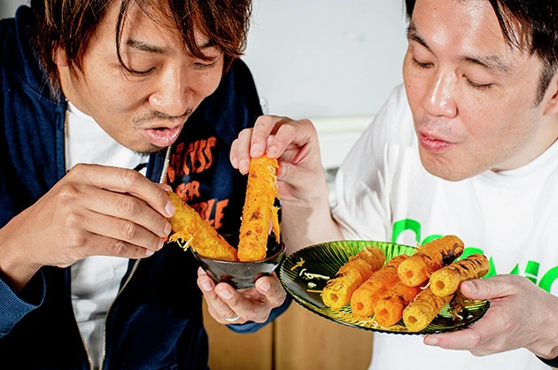 (5)ディップ! 溶かしバターが冷めて固まってしまう前にうまい棒をディップしてかぶりつこう。マイルドで芳醇な味と、程よくしっとりとした食感を楽しめる。一度食べたらクセになる味!