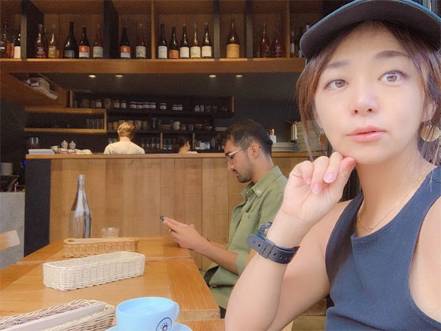 隣の席にはオシャレなメガネ系パリジャン（パリ男子）がやってきた