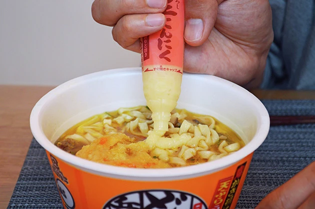 （５）ニンニク！　お好みでチューブニンニクを追加すると一気に味がとがり、パンチの効いた味になる。口臭なんて気にするな！　ニンニクマシマシのどん兵衛を食べて暑い夏を乗り切ろう