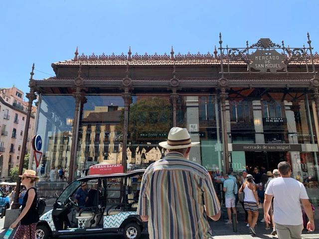 サン・ミゲル市場。おじさんのシャツかわいいなぁ