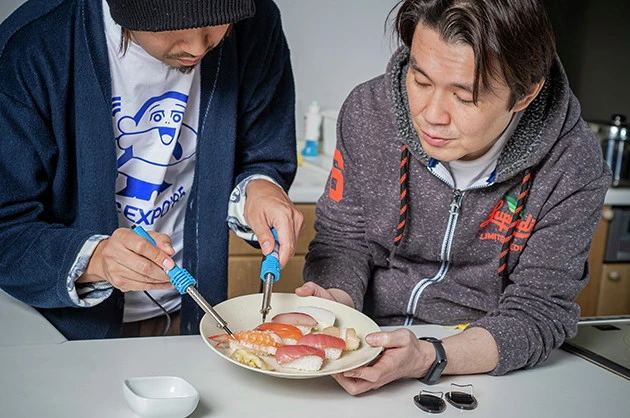 (1)焦がす! コンビニで購入したすし弁当と熱したハンダゴテを用意し、ハンダゴテをすしのネタに押しつけて焦がしていこう。ハンダゴテは新品もしくはしっかり洗ったものを使用すること