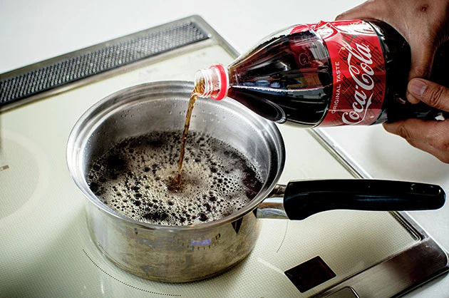 (2)コーラ! あずきが柔らかくなったら水を少し減らし、コーラを入れて再び煮込む。味見をしながら量を調整しよう。火力が強いとコーラの泡が吹きこぼれるので気をつけて