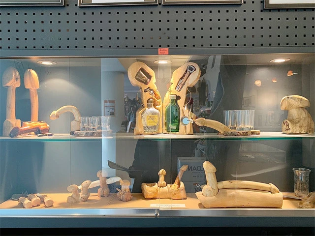 木彫りのテーブルウェアはゲストのおもてなしに使用していたそう