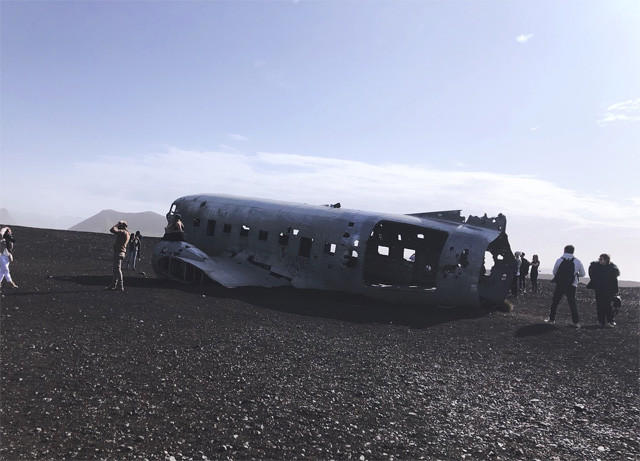 ＤＣー３飛行機の残骸。当時、奇跡的に死者は出なかったそう（ナオミちゃん撮影）