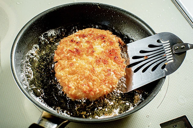 (3)揚げる! 深めのフライパンや鍋にラードをたっぷりと入れて加熱し、両面を高温でカラッと揚げよう。表面がきつね色になったら油をきり、程よいサイズにカットしたら出来上がり