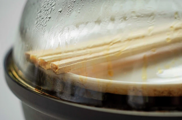 【B級フード研究家・野島慎一郎のバカレシピ】何を食べても燻製風味でお酒が進みます!「割り箸の燻製」