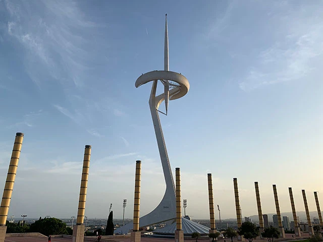 愛犬アイカの散歩でスペインの通信事業者テレフォニカの通信塔「モンジュイックタワー」へ