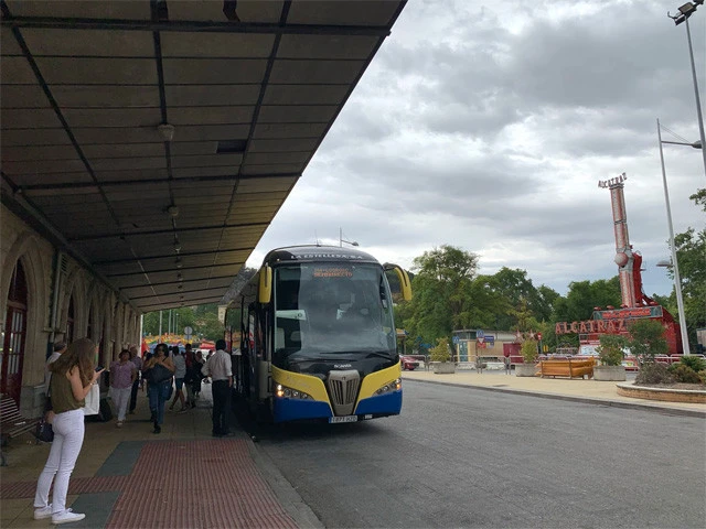 エステーリャのバスターミナルと遊園地